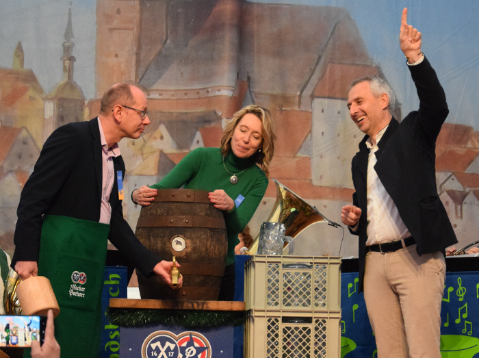 Jácint Horváth (Erster Bürgermeister Nagykanizsa), Judit Pakulár (Erste Bürgermeisterin Zalakaros) und Erster Bürgermeister Norbert Seidl mit dem Bierfass auf der Bühne im Volsfestzelt